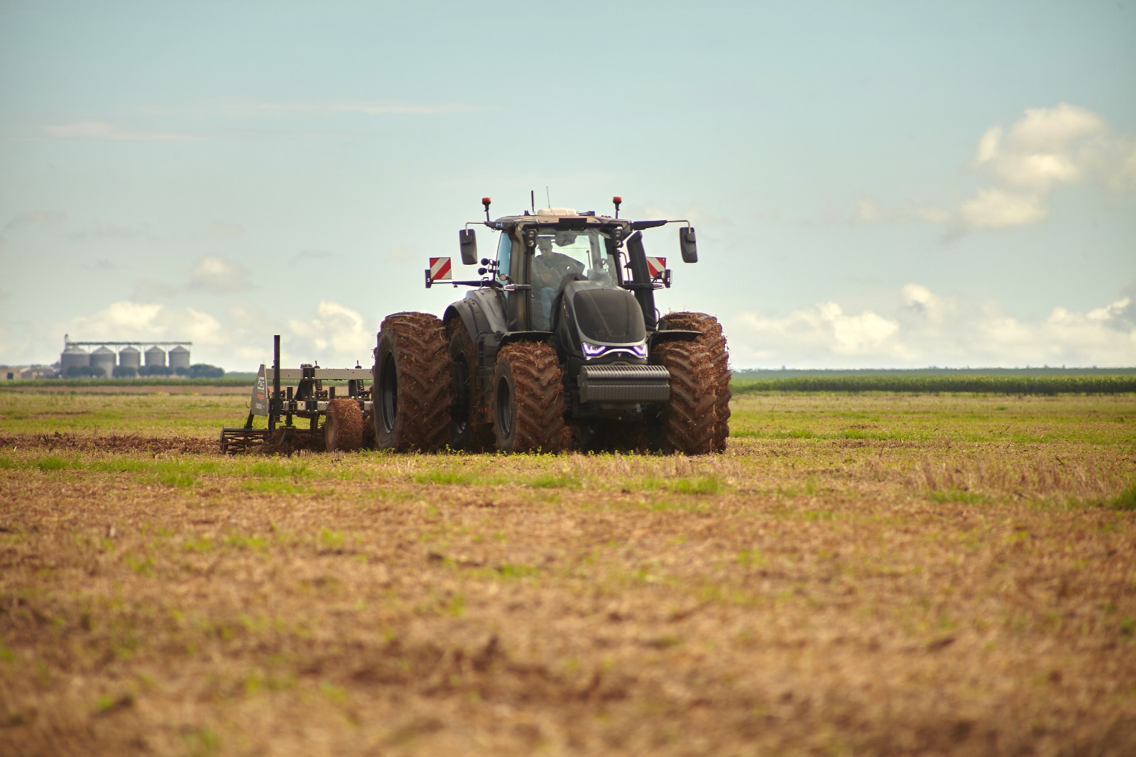 AGROMOB participa do Show Rural Coopavel ao lado da Valtra e reforça compromisso com o produtor rural