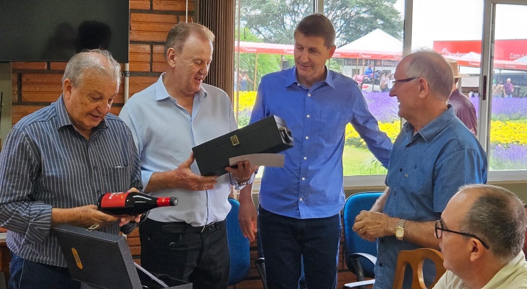 Caciopar faz reunião no Show Rural Coopavel e homenageia Dilvo e Rizzardi