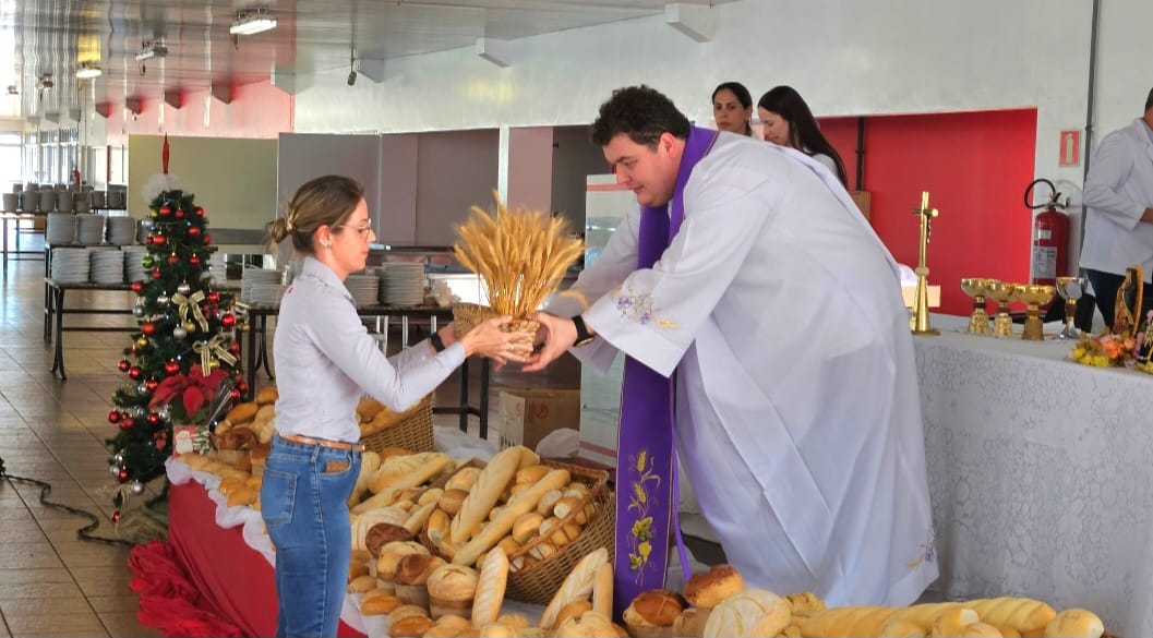 Cooperados e colaboradores agradecem, com missa, os 54 anos da Coopavel