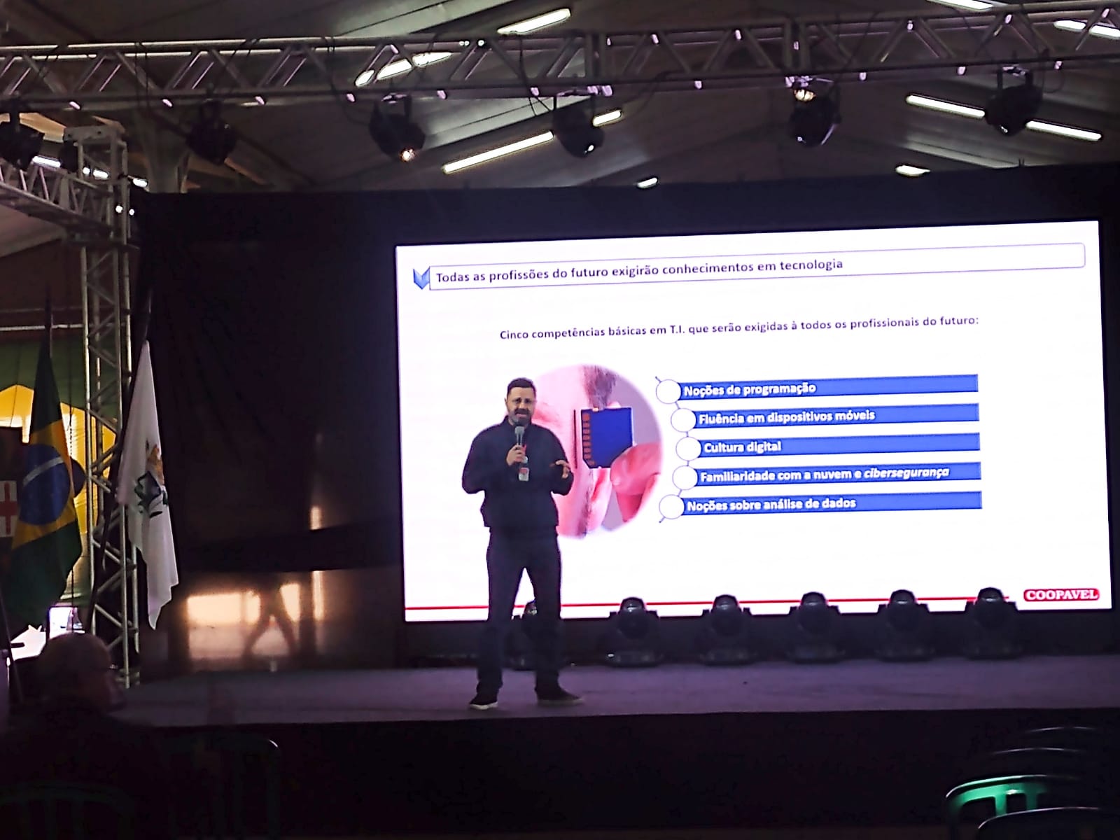Coopavel compartilha experiências em feira destinada a futuros profissionais