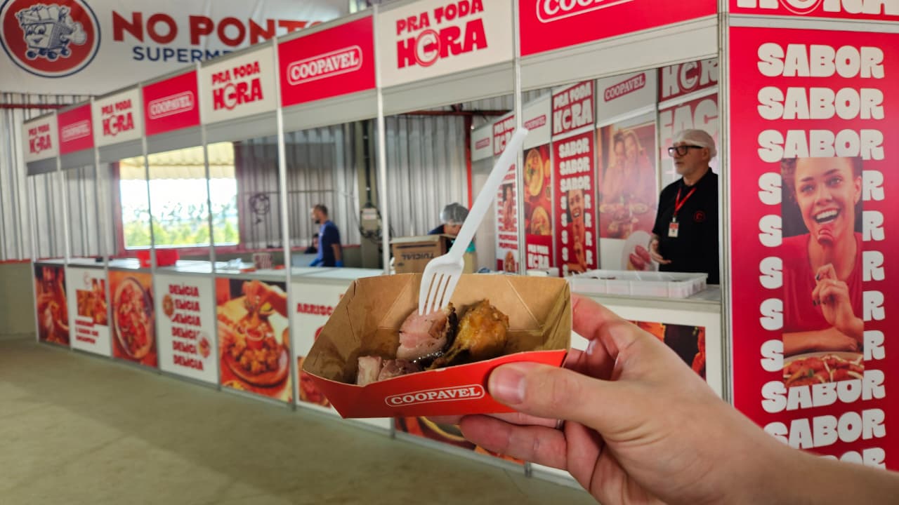 Coopavel oferece degustação de carnes aos visitantes