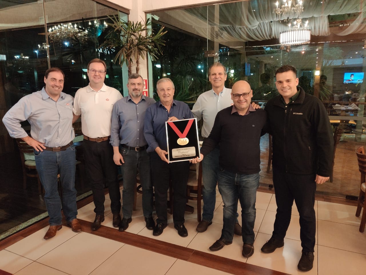 Coopavel é premiada por multinacional em genética de aves
