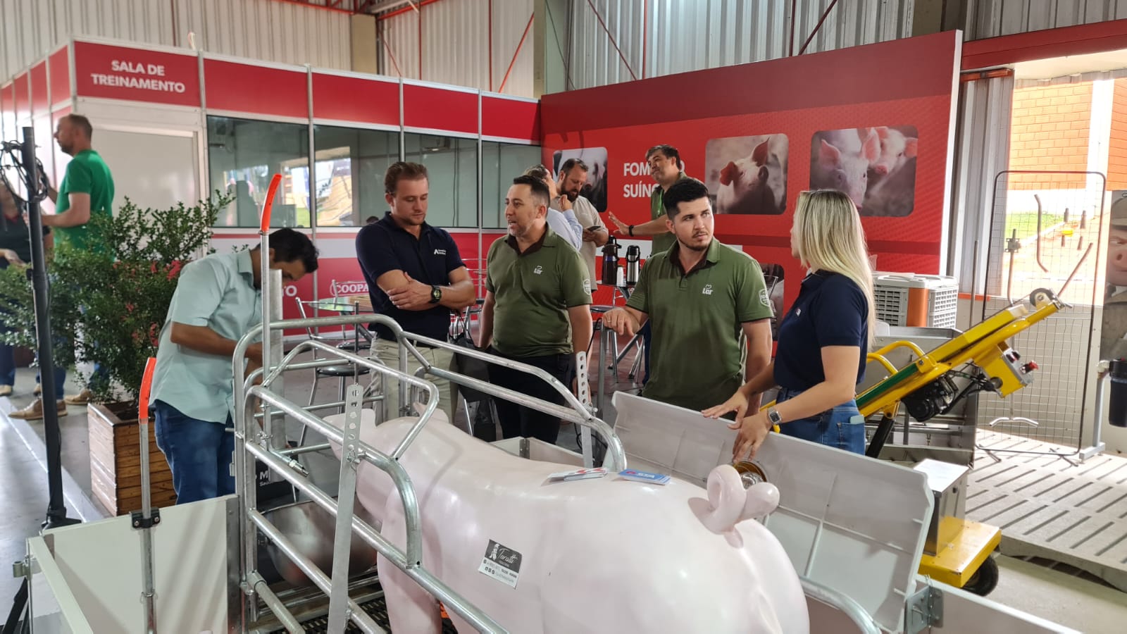 Robô alimentador é inovação tecnológica no Pavilhão da Suinocultura durante Show Rural 2026