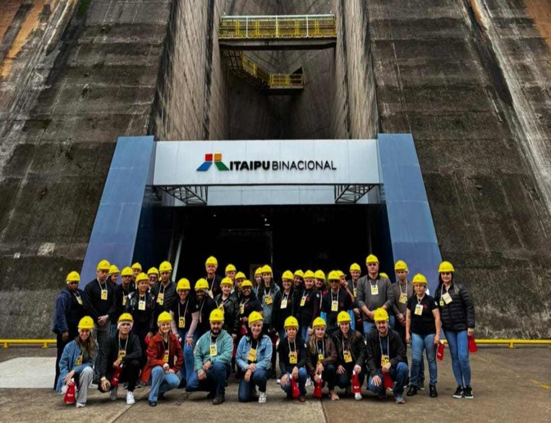 Colaboradores conhecem a maior usina de energia limpa do mundo