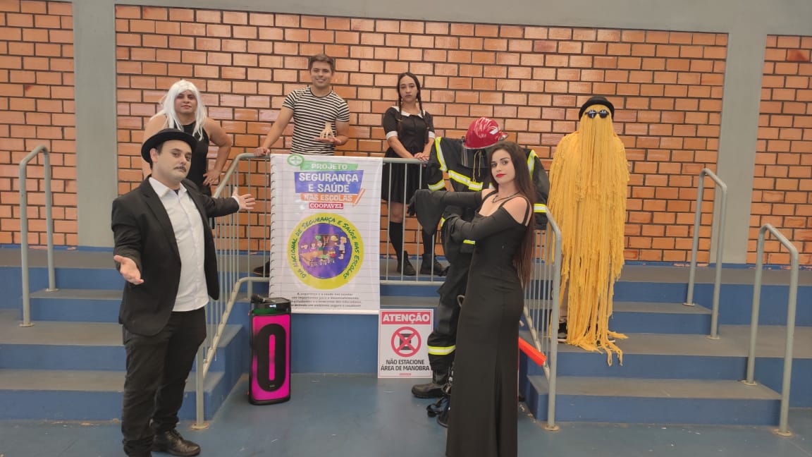 Coopavel utiliza teatro para orientar crianças sobre atitudes de segurança