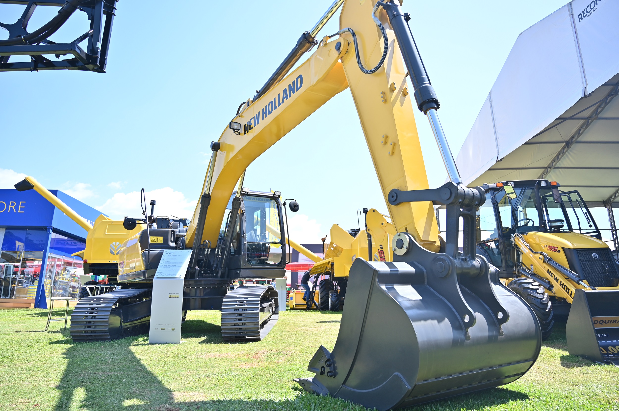 <a><strong>A cada quatro máquinas New Holland Construction vendidas no Paraná, uma é para o agronegócio</strong></a>