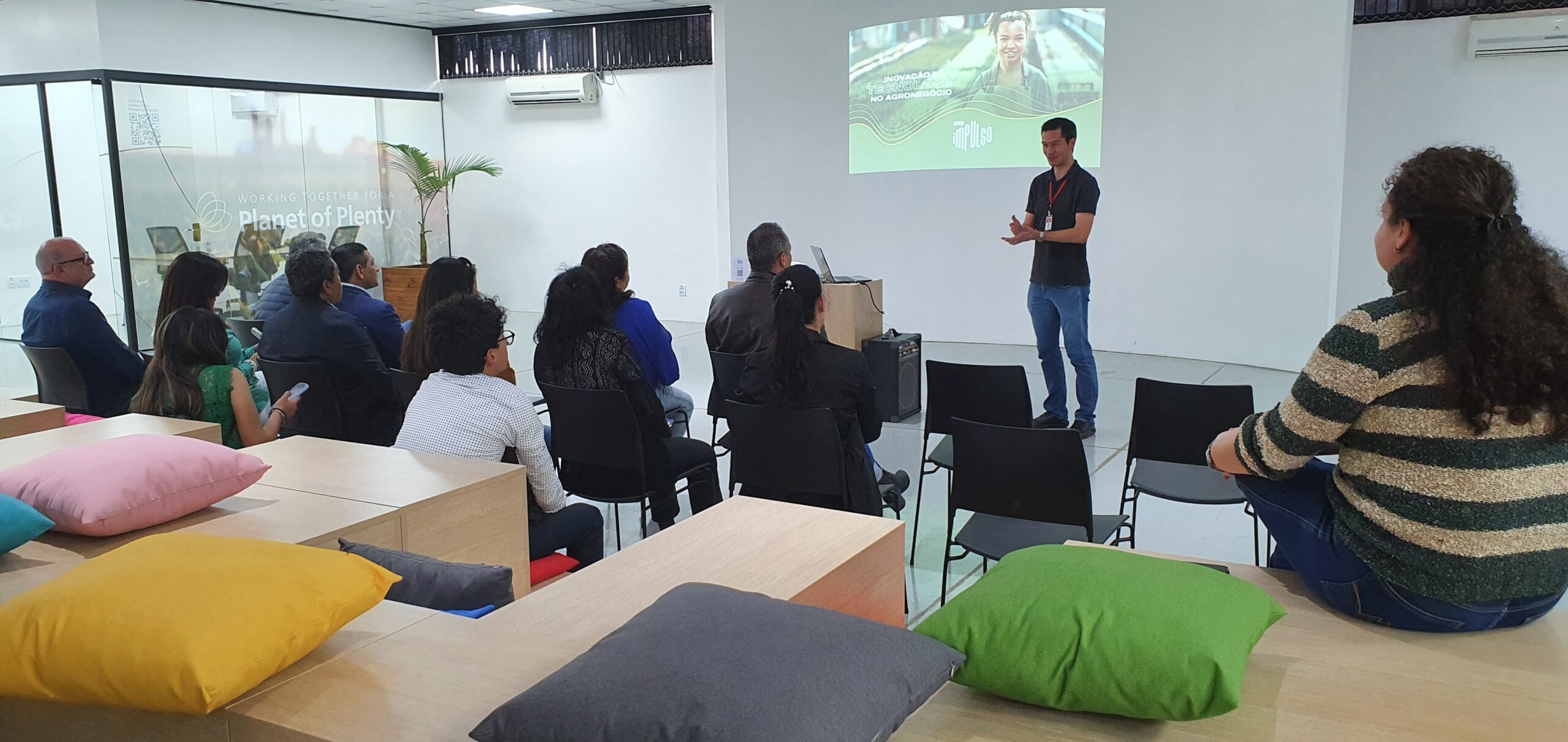 Espaço Impulso recebe alunos e professores do Peru e El Salvador